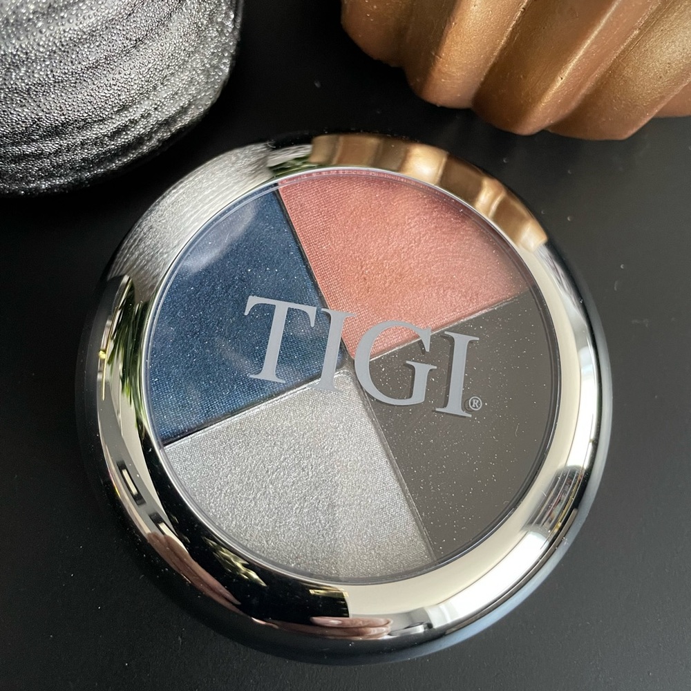 🎁GIFTED🎁TIGI High Density Quad Eye Shadow Palette - Picture 2 of 5